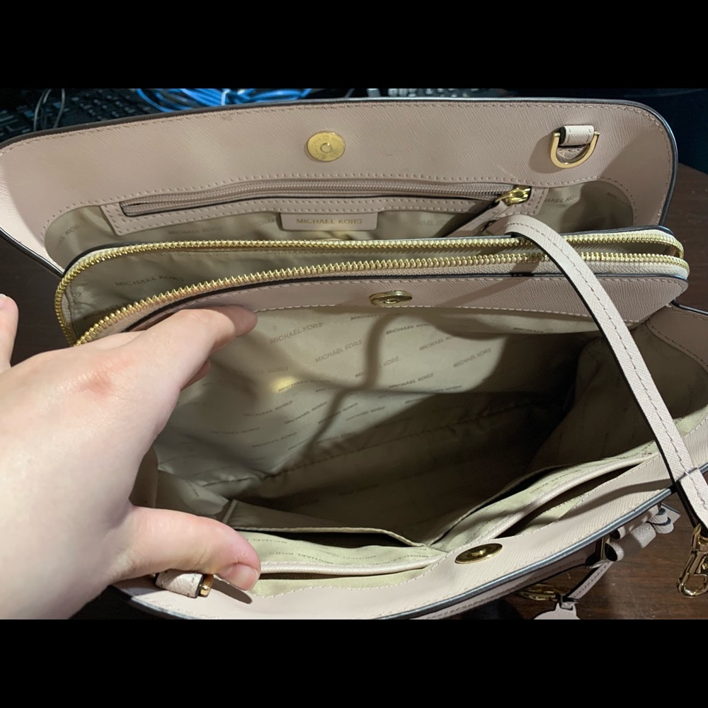 Michael Kors Hand bag. - Picture 3 of 5